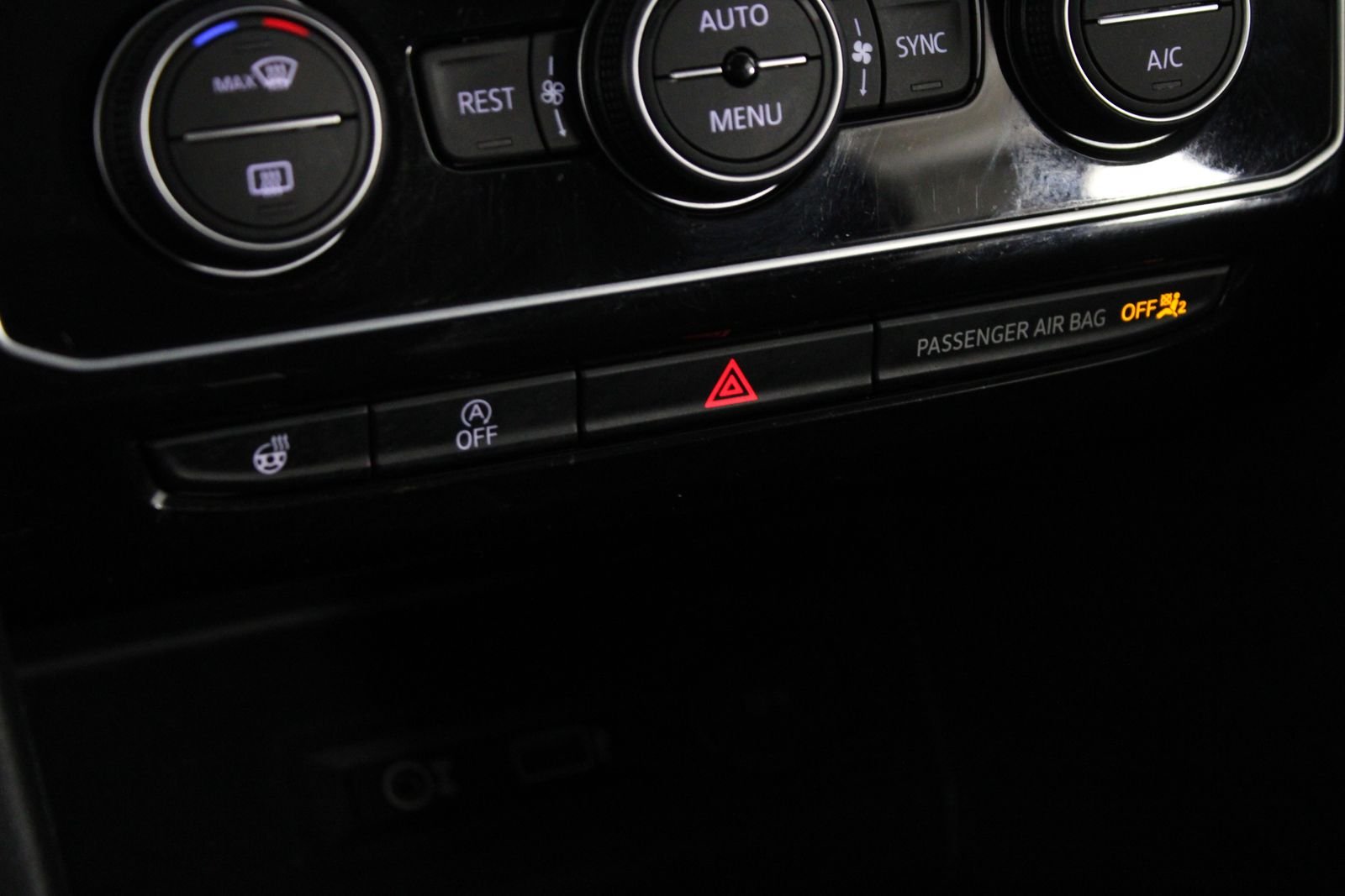Used 2019 Blue Volkswagen SEL Premium image 30