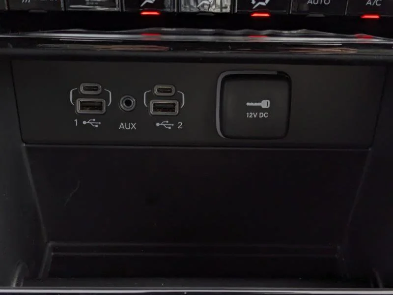 New 2025 White Jeep Limited - - Second row heated seats - Dual Pano Sunroof - Int FAM CAM - Black App Pkge & tons more image 22