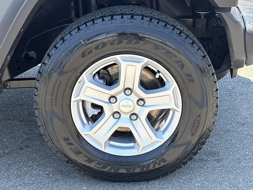 Used 2022 Granite Crystal Metallic Clear Coat Jeep Sport S image 28
