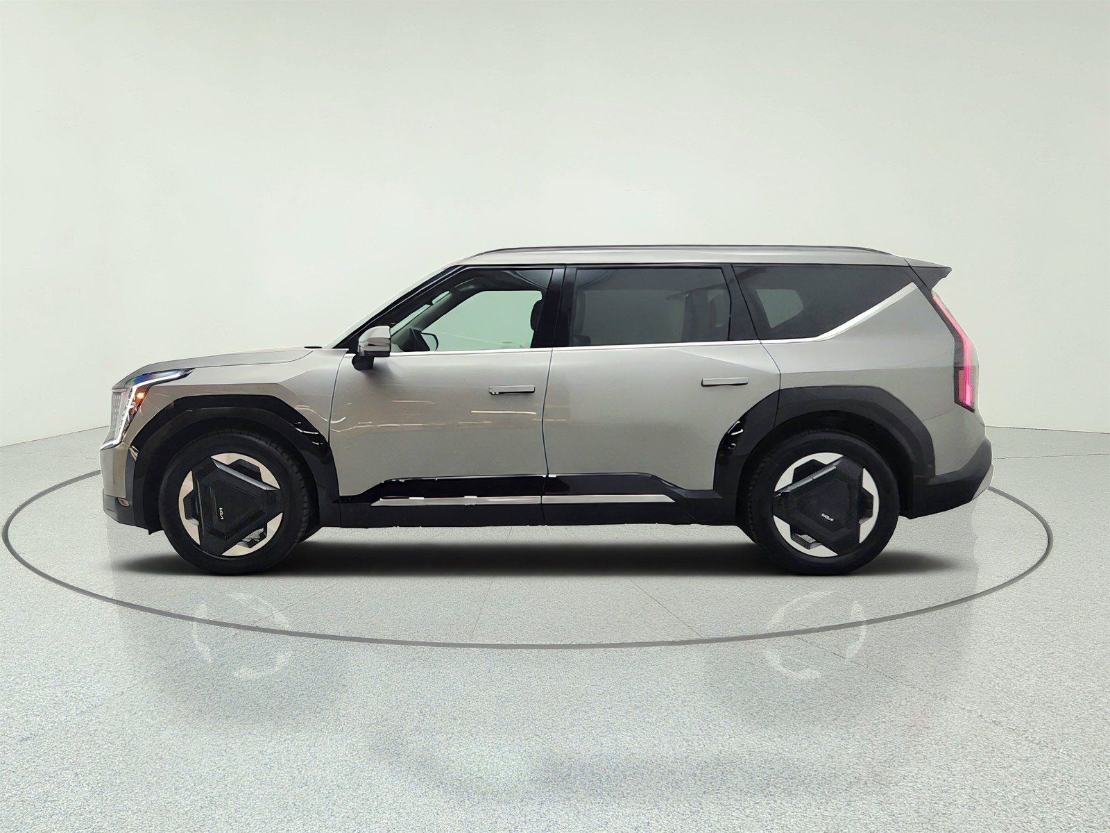 Used 2024 Pebble Gray Kia Land image 8