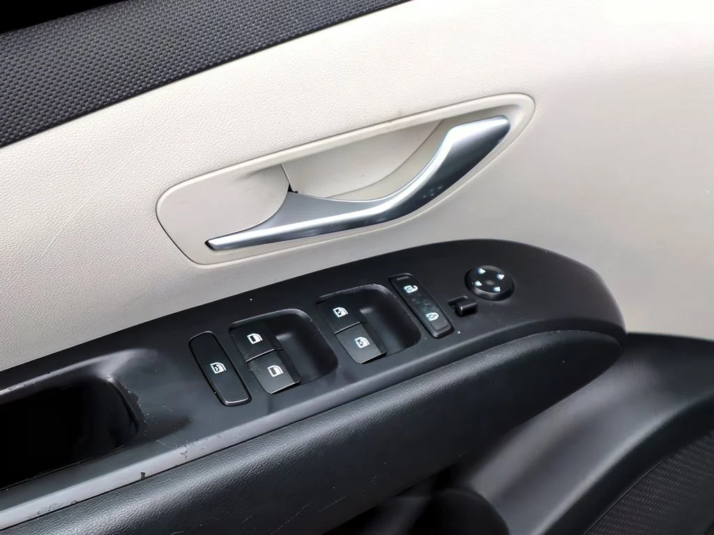 Used 2022 Phantom Black Hyundai SEL image 11