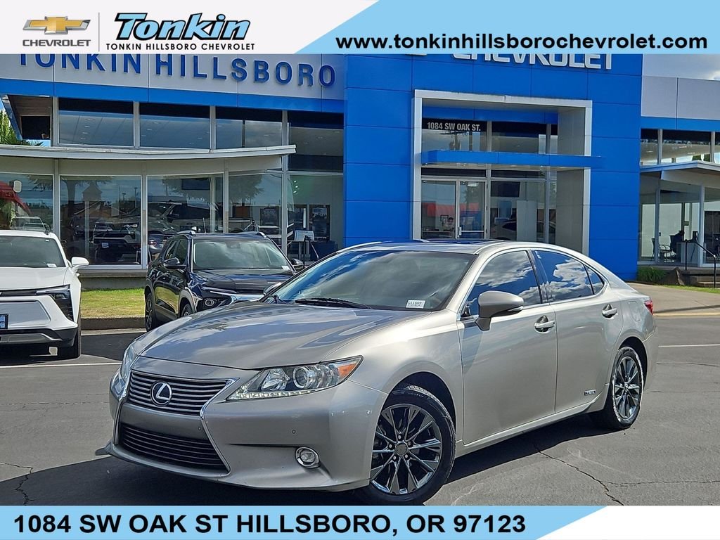 Used 2015 Silver Lexus 300h image 1
