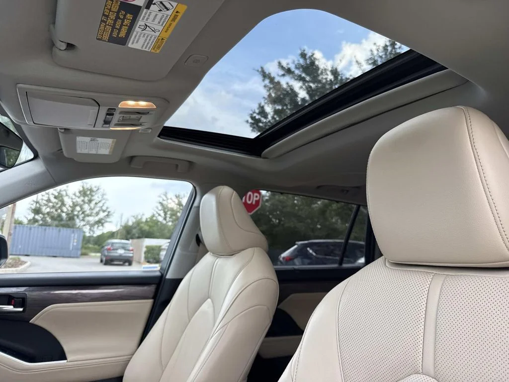 Used 2024  Toyota Limited image 29