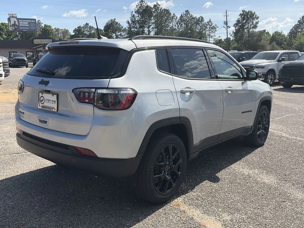 New 2026 Silver Zynith Metallic Clear-Coat Exterior Paint Jeep Latitude image 6
