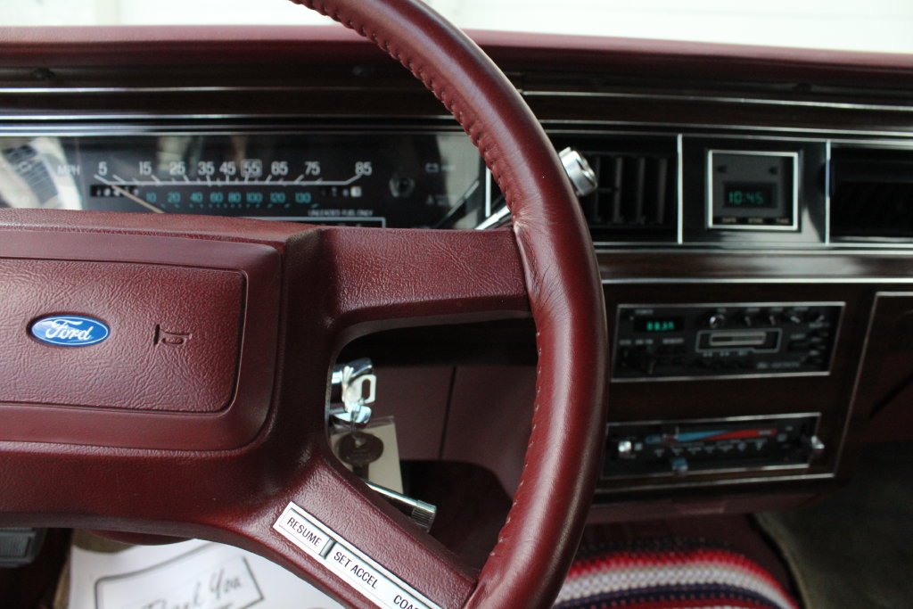 Used 1987 White Ford LX image 11