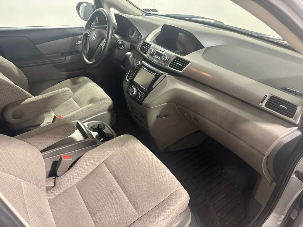 Used 2016 Lunar Silver Metallic Honda SE image 25