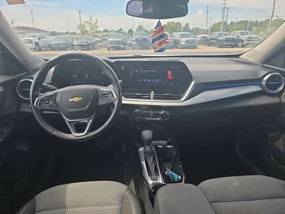 Used 2025 White Chevrolet LT image 9