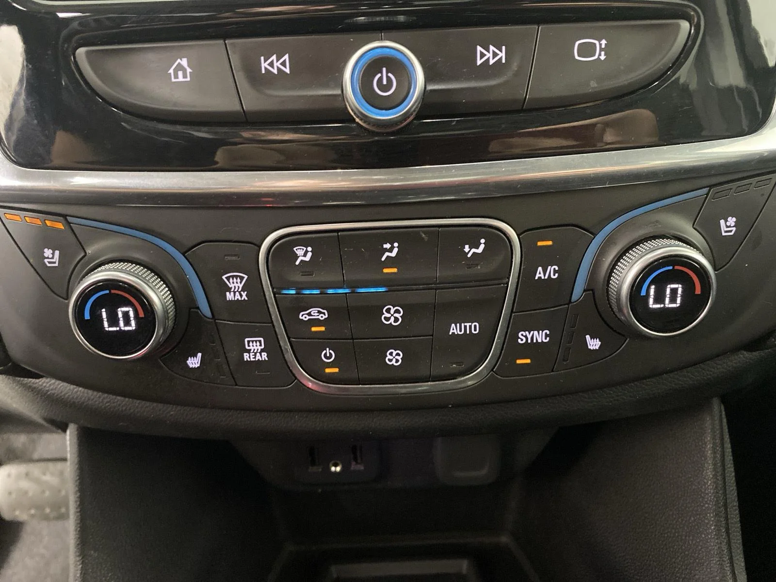 Used 2019 Silver Ice Metallic Chevrolet Premier image 21