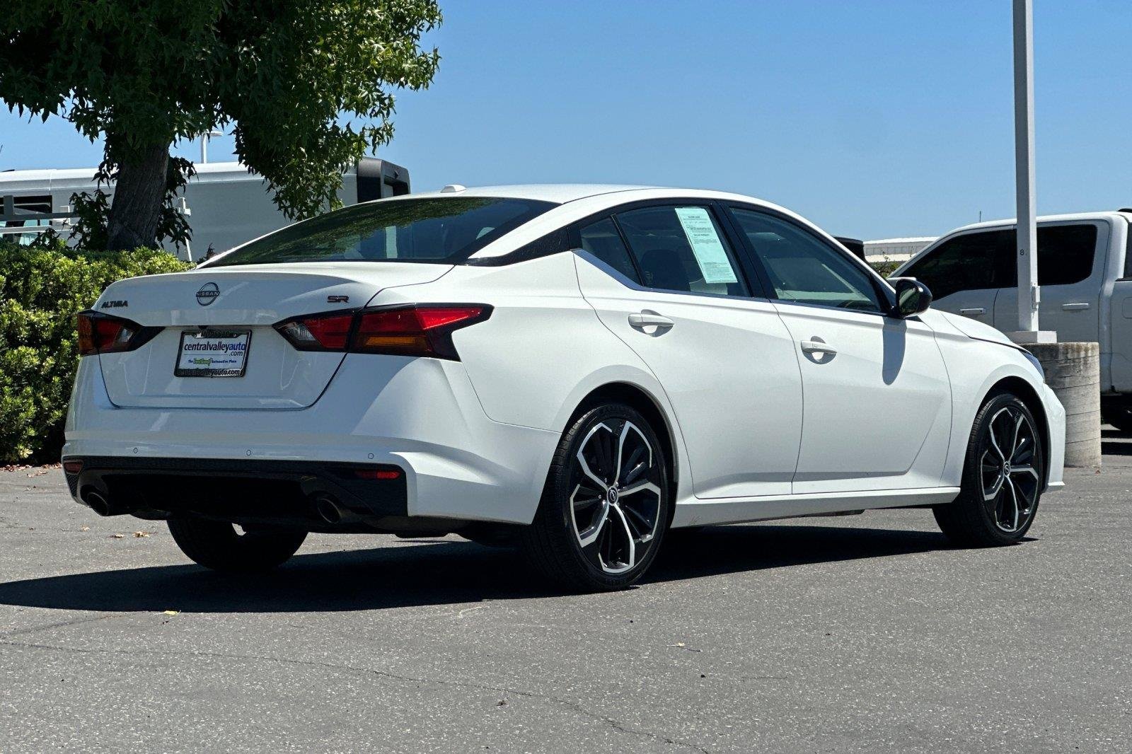 Used 2024 Glacier White Nissan 2.5 SR image 4