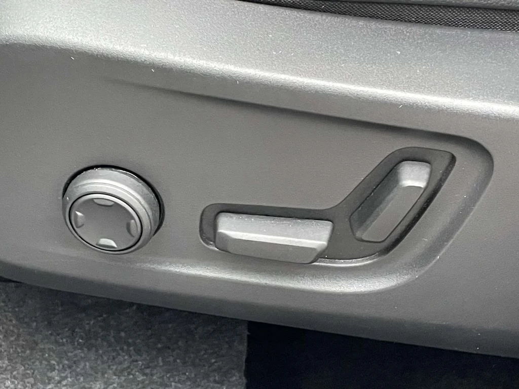 Certified Used 2025 Vapour Grey Volvo Plus image 7