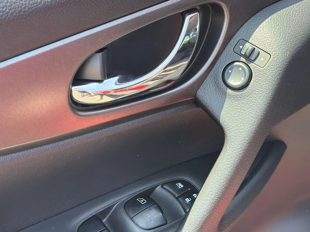 Used 2016 Cayenne Red Nissan SV image 26