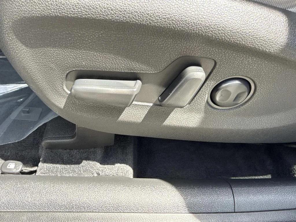 Used 2017  Hyundai Sport image 26
