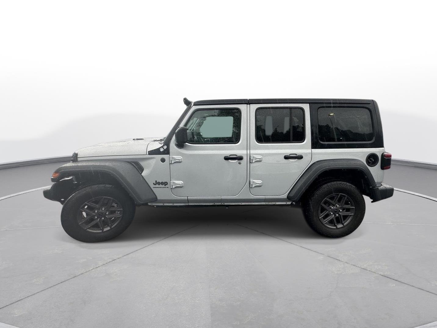 Used 2024 Silver Zynith Clearcoat Jeep Sport S image 9