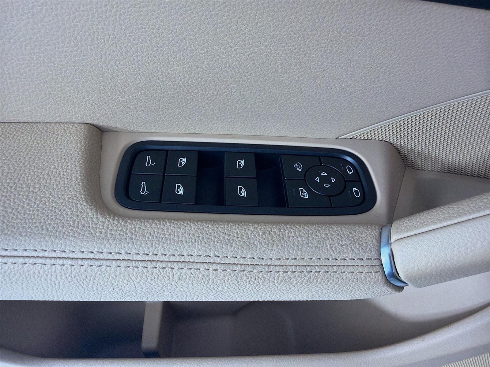 Used 2023  Porsche  image 8