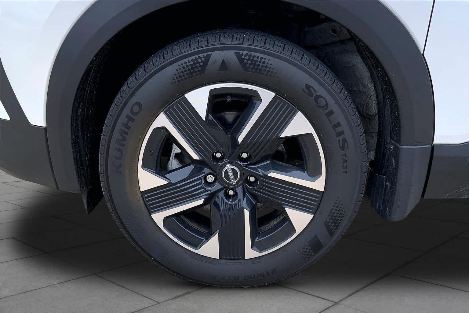 Used 2025 Aspen White Tricoat Nissan SV image 21