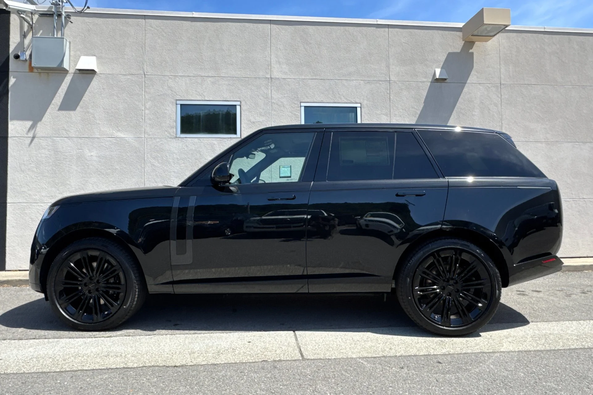 New 2026 SANTORINI BLACK Land Rover SE image 5