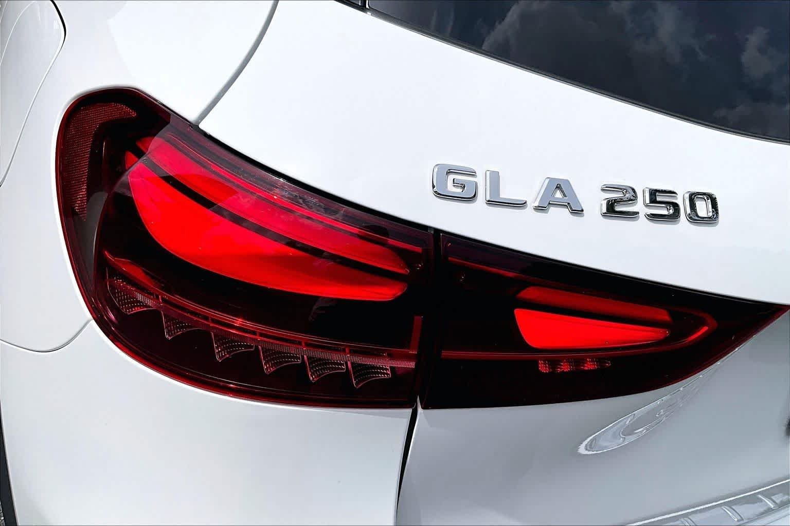 Used 2024 Polar White Mercedes-Benz GLA 250 image 29