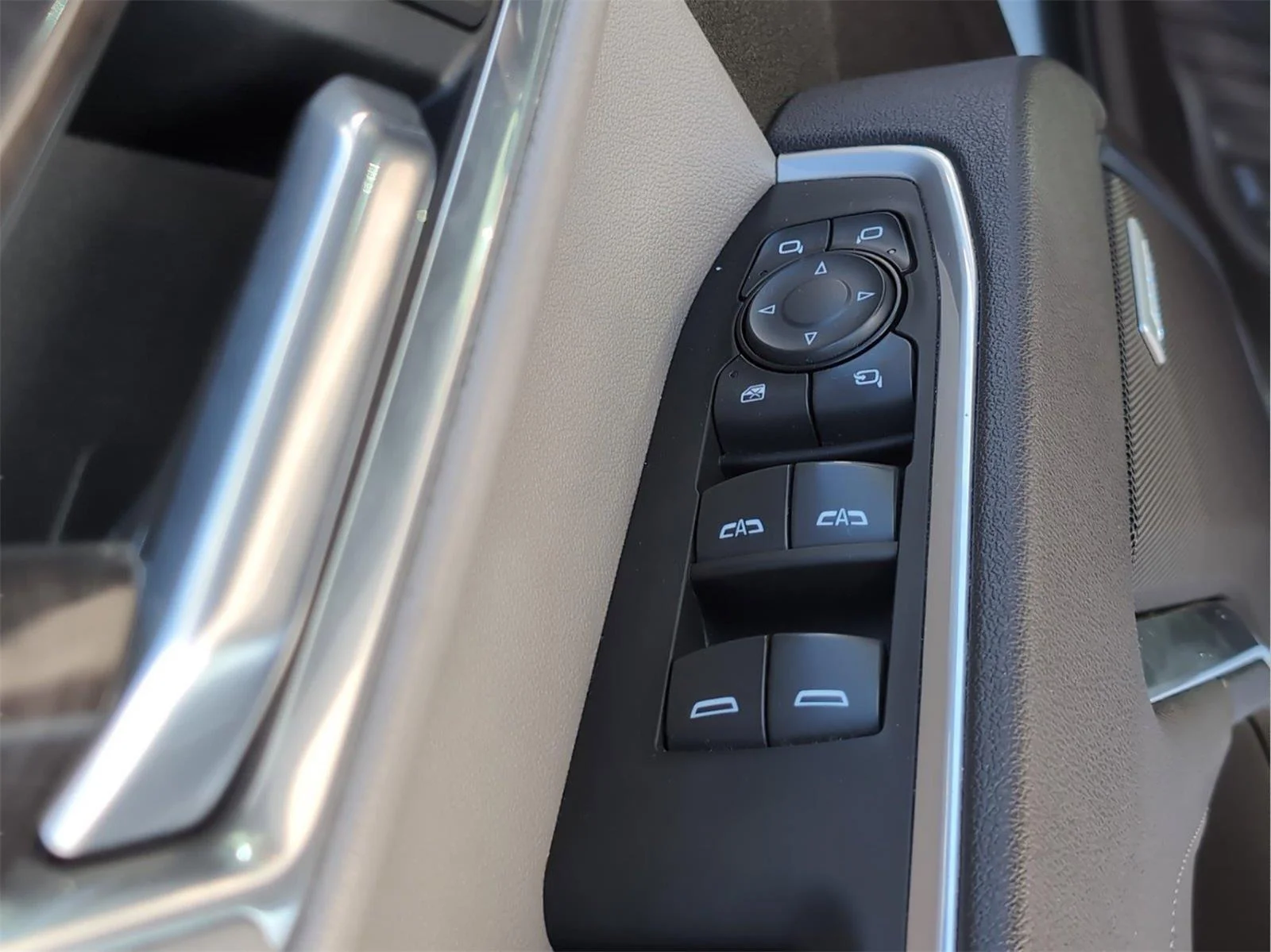 Used 2025 Summit White Chevrolet LTZ image 17