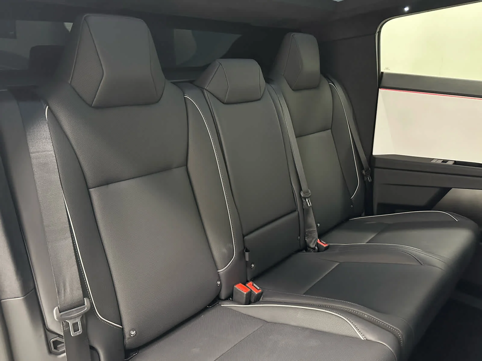 2024 Tesla Cybertruck Base - Photo 22