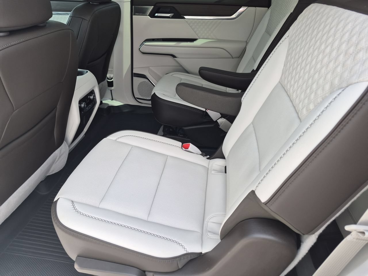 Used 2025 White Frost Tricoat GMC Denali image 23