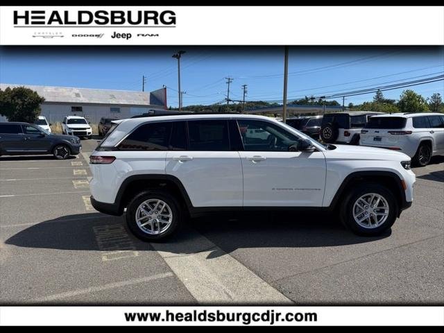 New 2026 Bright White Clear-Coat Exterior Paint Jeep Laredo image 6
