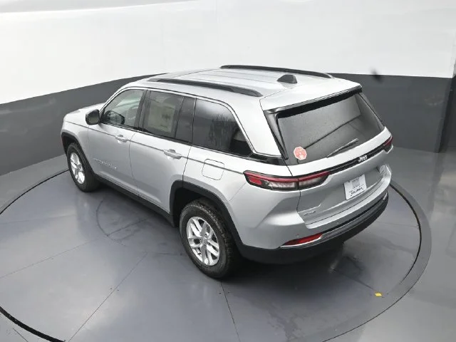 New 2026 Silver Zynith Exterior Paint Jeep Laredo X image 14