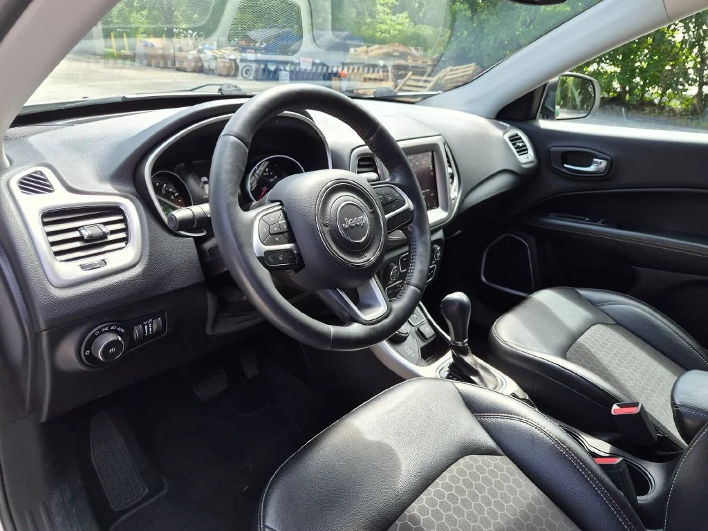 Used 2018 White Jeep Latitude image 12