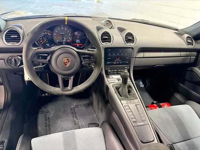 2025 Porsche 718 GT4 RS - Photo 16