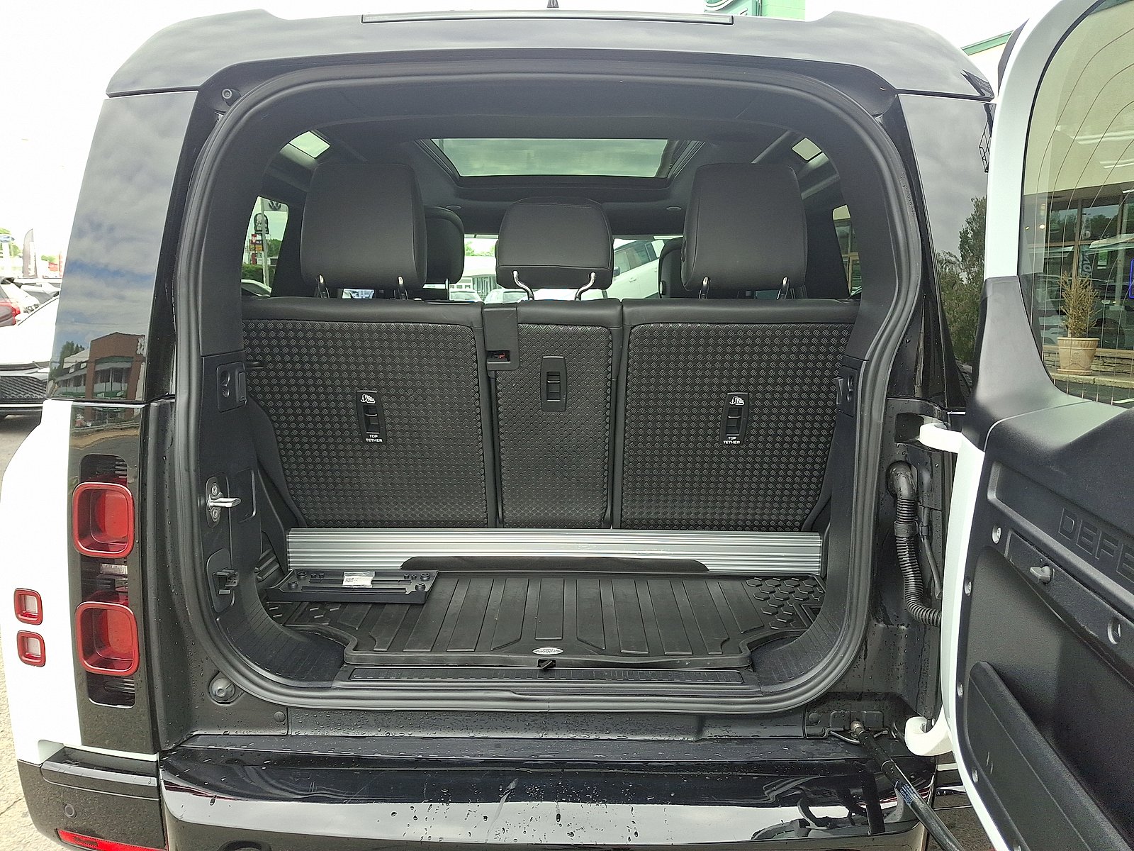Used 2023 Fuji White - 1AA Land Rover 90 X-Dynamic SE image 15