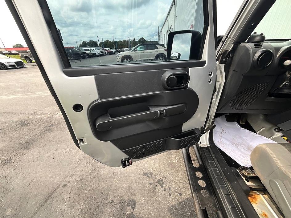 Used 2007 Silver Jeep Unlimited X image 11