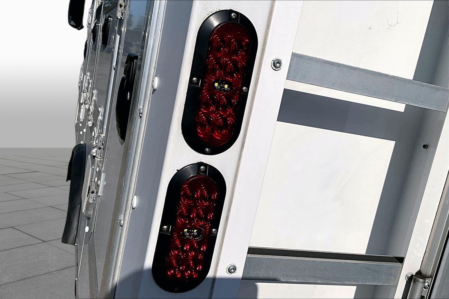 Used 2024  ISUZU  image 26