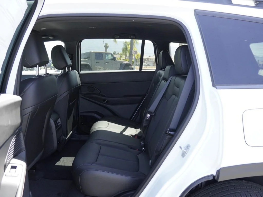 New 2026 Bright White Clear-Coat Exterior Paint Jeep Limited image 20