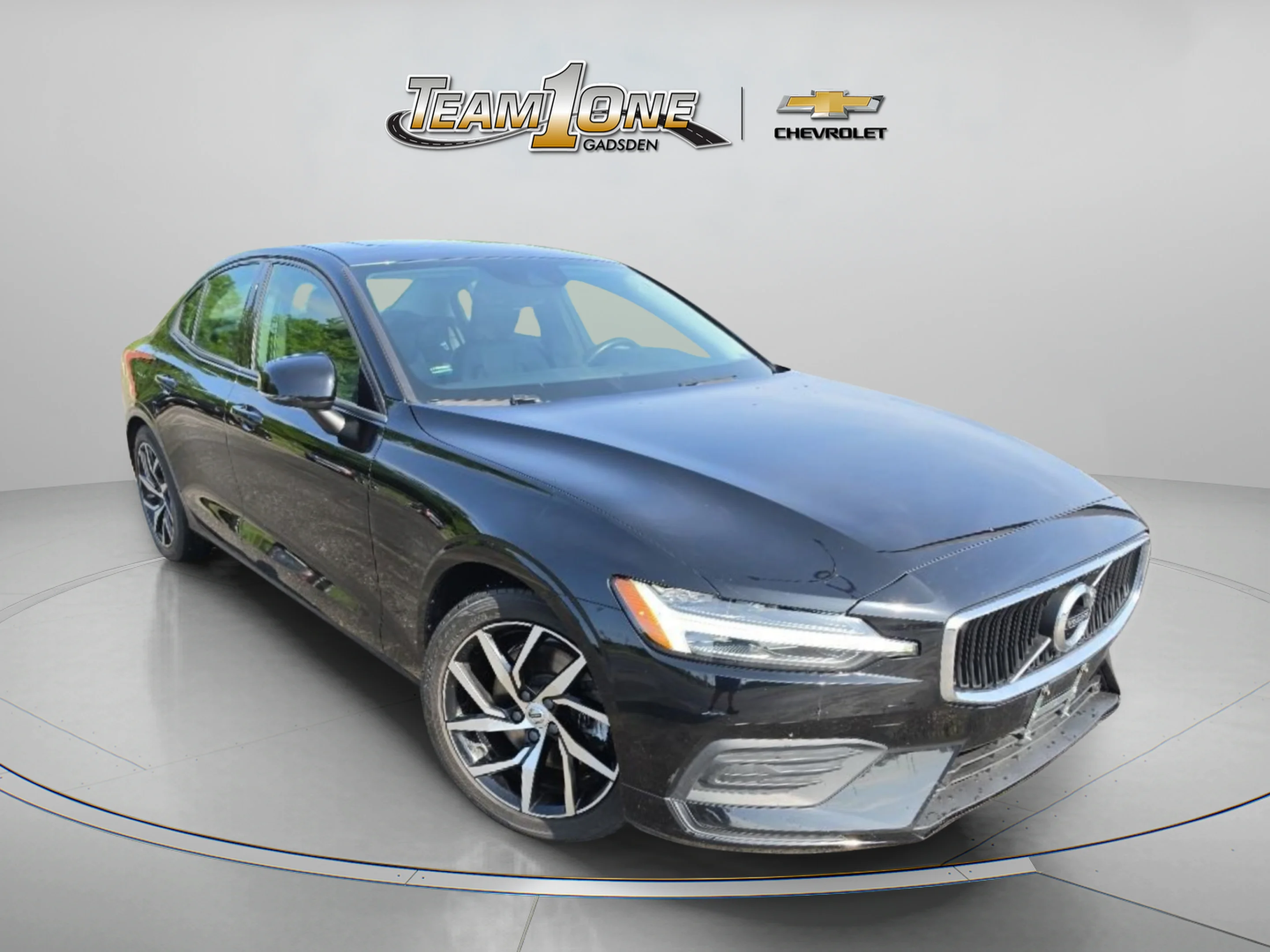 Used 2020 Black Volvo Momentum image 1
