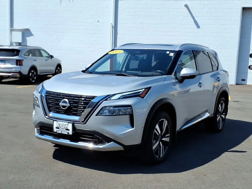 Used 2022 Silver Nissan Platinum image 14