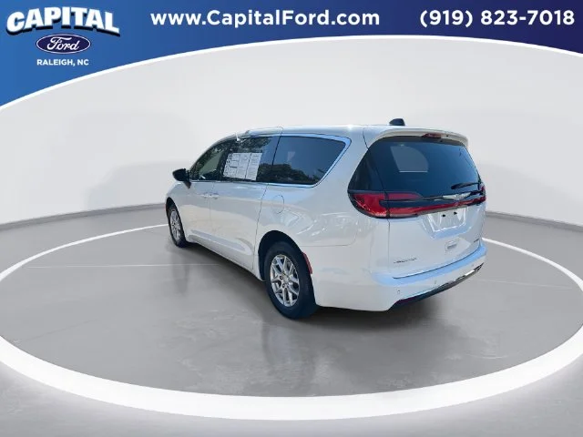 Used 2025 White Chrysler Select image 6