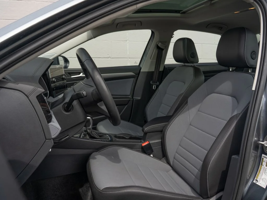 Used 2025 Gray Volkswagen 1.5T SE image 5