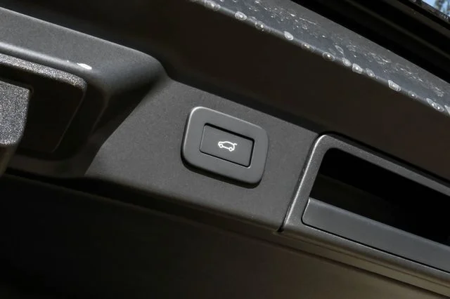 New 2026 Santorini Black Metallic Land Rover Autobiography image 59