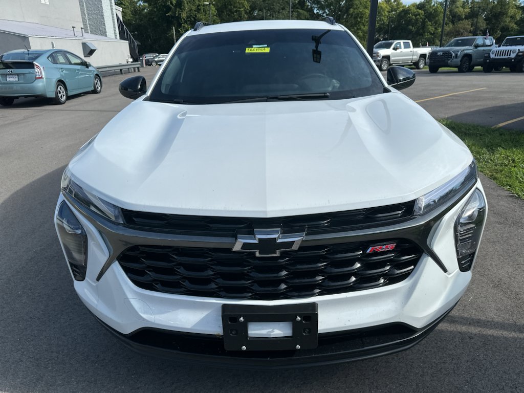 Used 2025 Summit White Chevrolet 2RS image 2