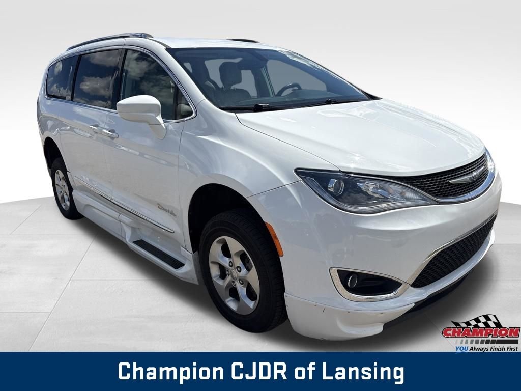 Used 2017 White Chrysler Touring L Plus image 9