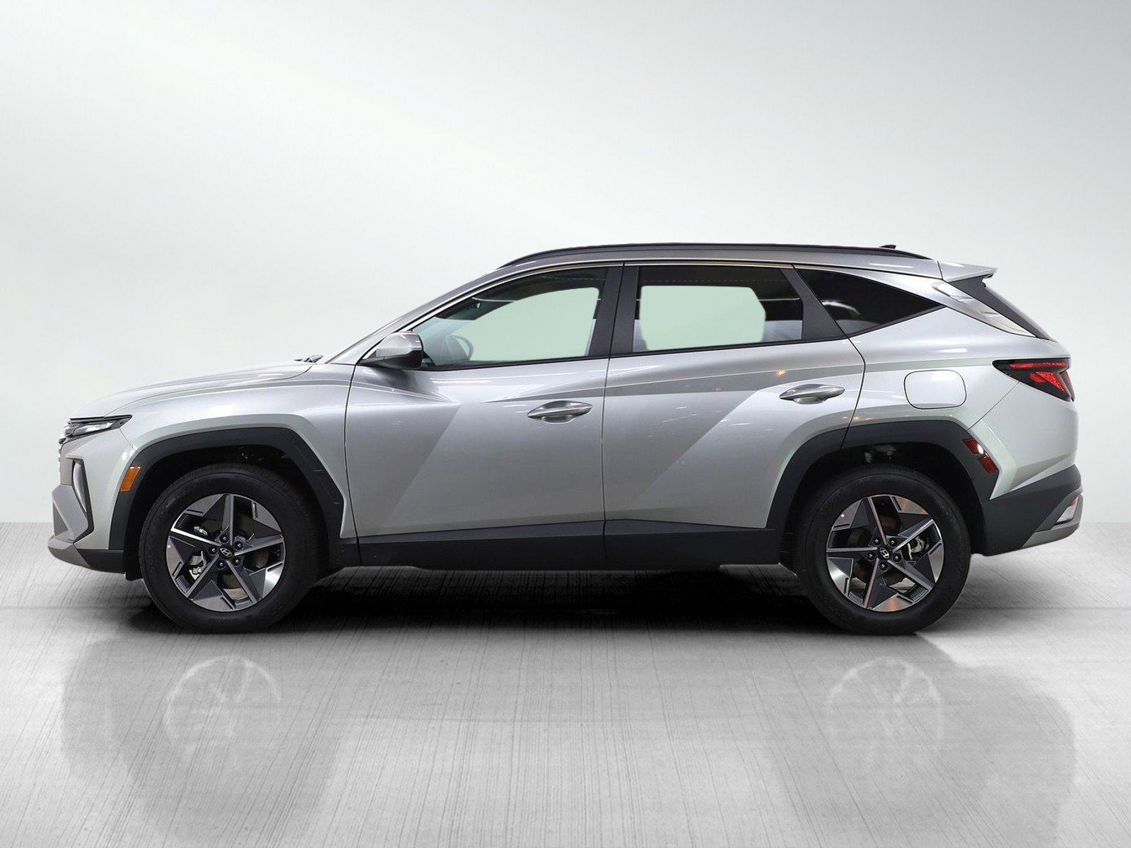 Used 2025 Hyundai Tucson SEL with VIN 5NMJBCDE7SH573860 for sale in Minneapolis, Minnesota