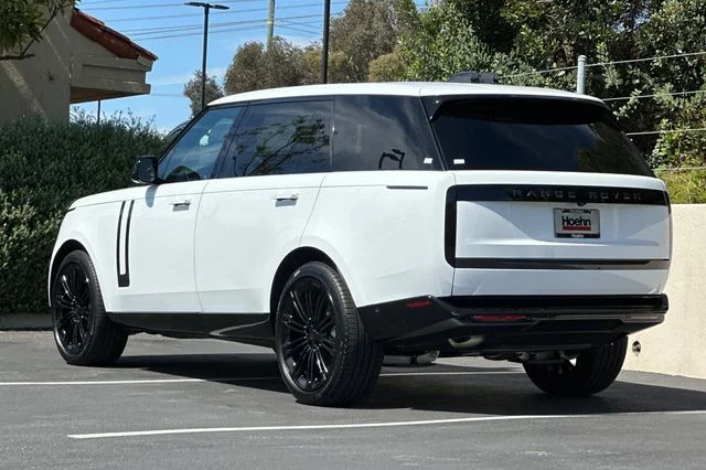 New 2026 Fuji White Land Rover SE image 3