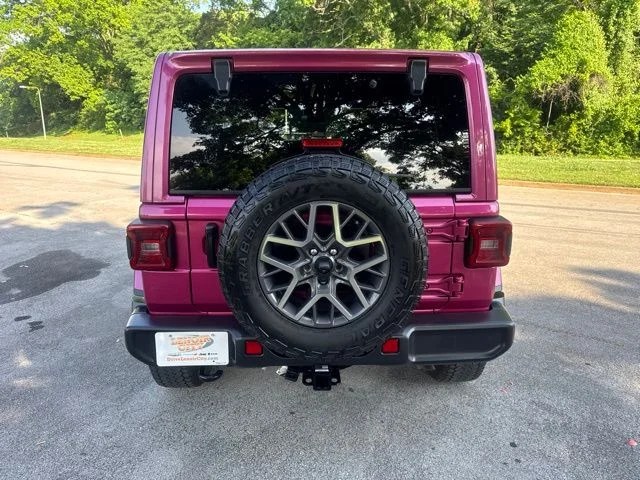 Used 2024  Jeep Sahara image 6