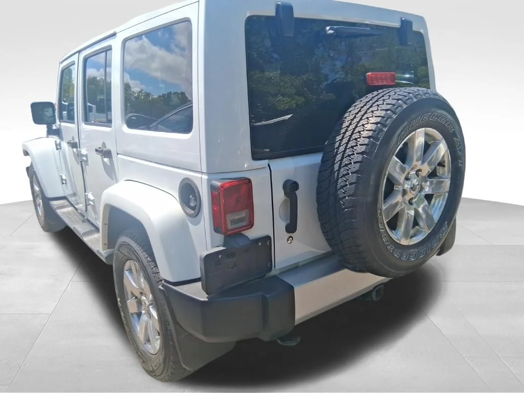 Used 2015 White Jeep Unlimited Sahara image 7