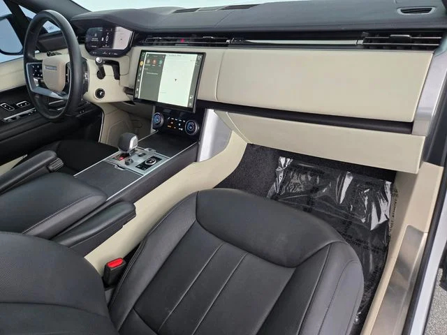 Used 2023 White Land Rover SE image 18
