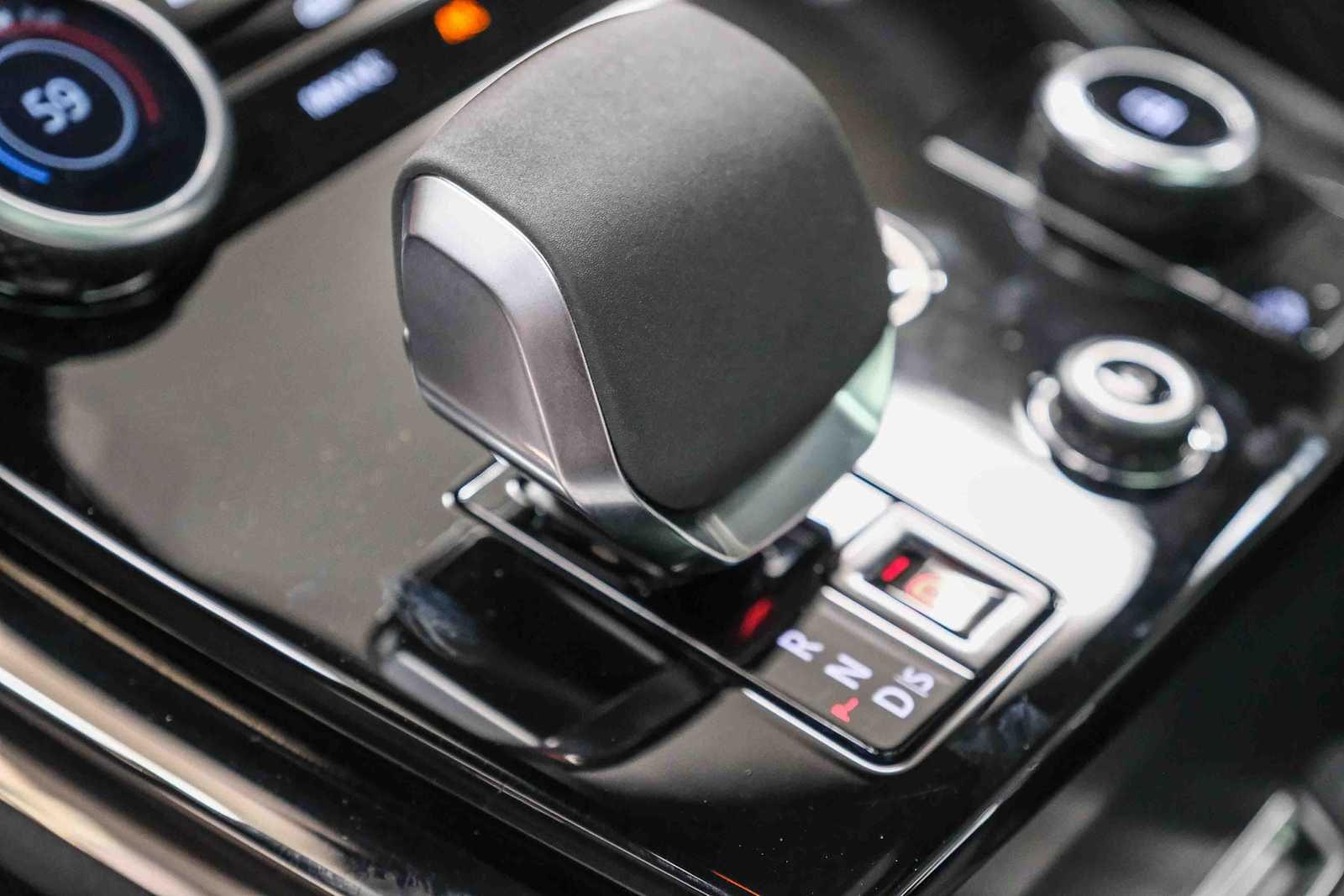 Certified Used 2023 Fuji White Land Rover SE Dynamic image 20