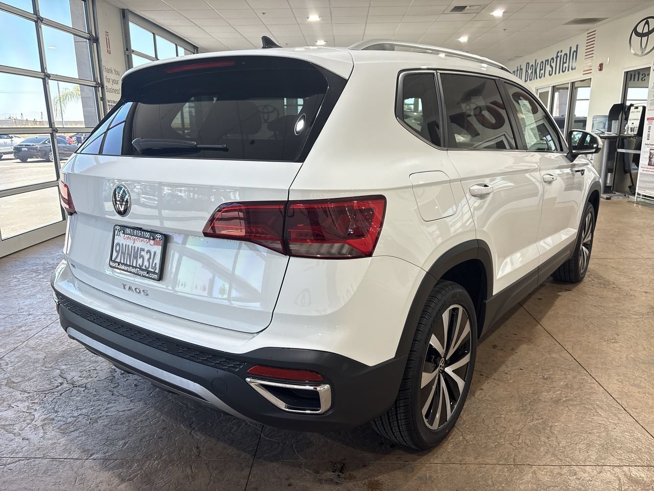 Used 2024 Pure White Volkswagen SE image 2