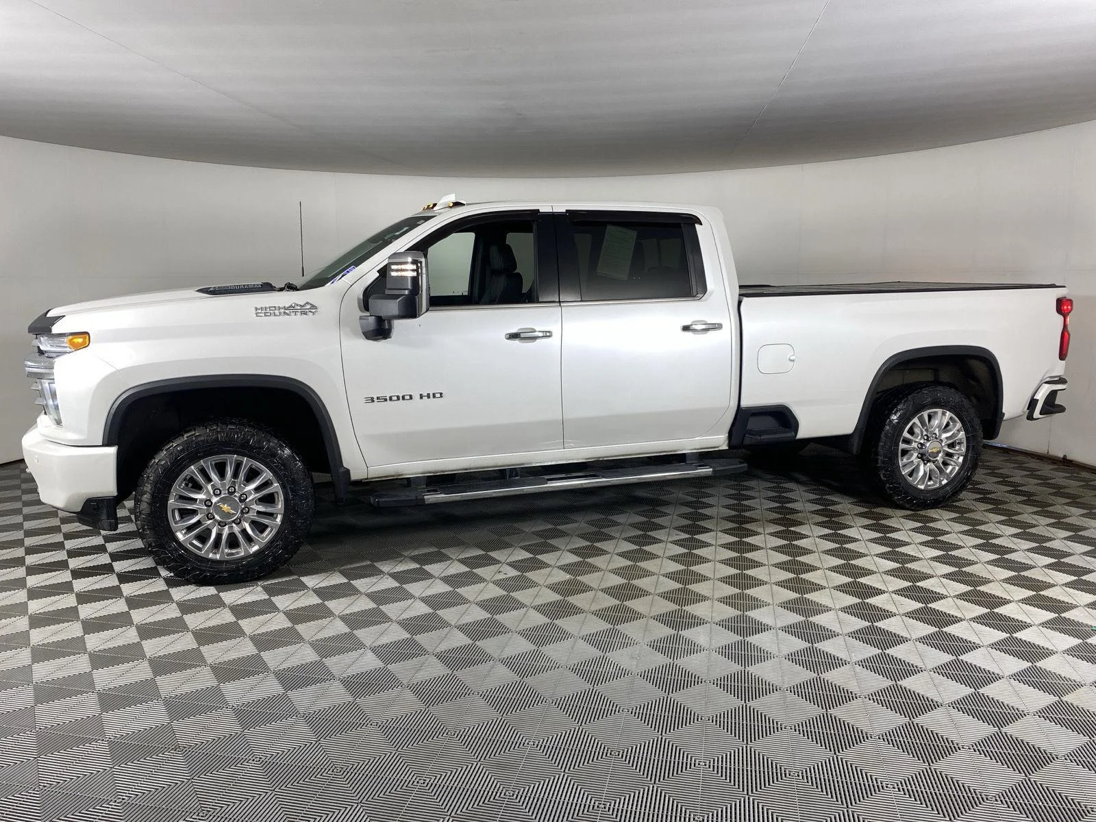 Used 2021 Iridescent Pearl Tricoat Chevrolet High Country image 4