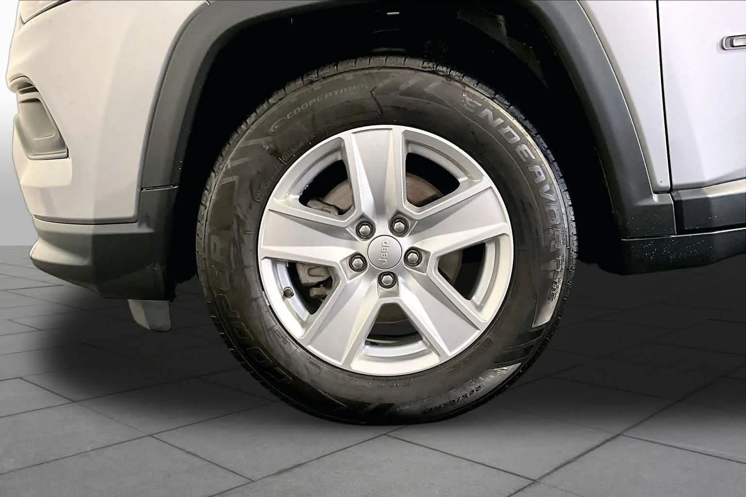 Used 2022 Billet Silver Metallic Clearcoat Jeep Latitude image 11