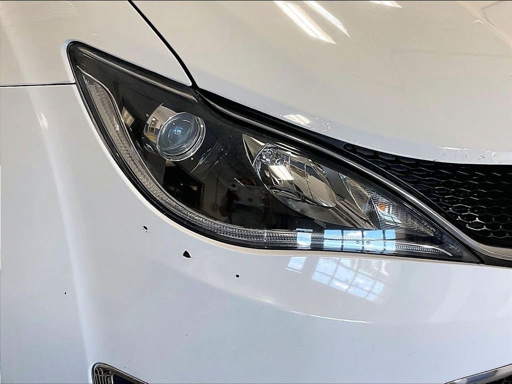 Used 2018 White Chrysler Touring L image 33