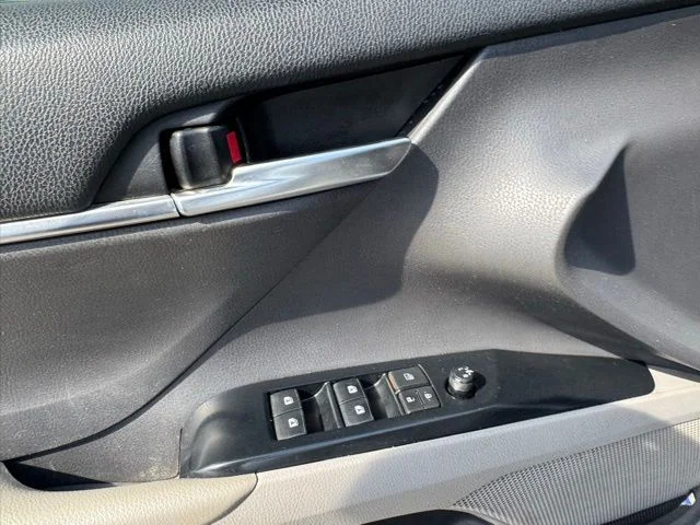 Used 2018 Silver Toyota LE image 21